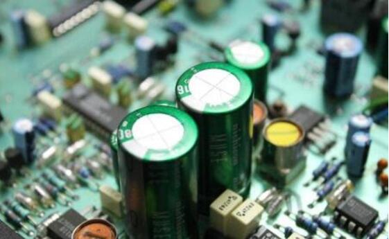 如何区别电容器的正负极？